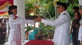 Bupati Sikka Fransiskus Roberto Diego menyerahkan baki bendera untuk dikibarkan pada Hari Kemerdekaan RI ke-78, Kamia (17/8)