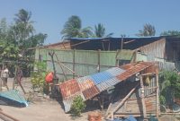 Kondisi rumah warga yang dihantam angin puting beliung, Sabtu (26/8) (foto: istimewa)