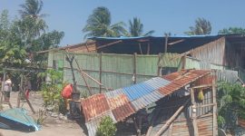 Kondisi rumah warga yang dihantam angin puting beliung, Sabtu (26/8) (foto: istimewa)