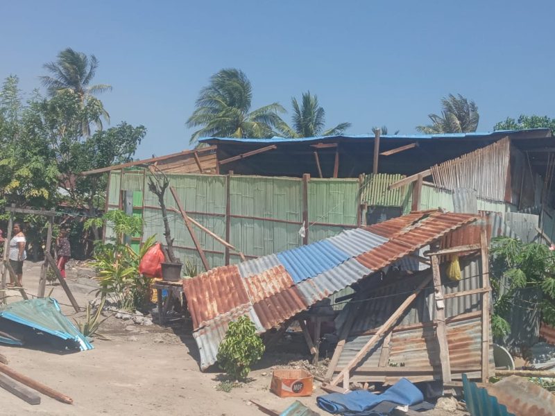 Kondisi rumah warga yang dihantam angin puting beliung, Sabtu (26/8) (foto: istimewa)