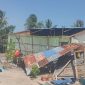 Kondisi rumah warga yang dihantam angin puting beliung, Sabtu (26/8) (foto: istimewa)