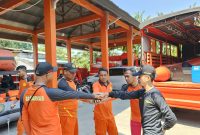 Tim Rescue Basarnas Maumere persiapan berangkat ke Larantuka, Minggu (27/8) 