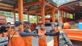 Tim Rescue Basarnas Maumere persiapan berangkat ke Larantuka, Minggu (27/8) 