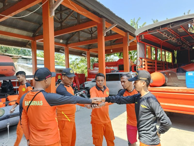 Tim Rescue Basarnas Maumere persiapan berangkat ke Larantuka, Minggu (27/8) 