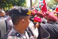 Massa aksi dan polisi terlibat dorong-mendorong di depan pintu gerbang Kantor Kejaksaan Negeri Sikka, Jumat (4/8)