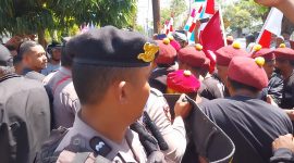 Massa aksi dan polisi terlibat dorong-mendorong di depan pintu gerbang Kantor Kejaksaan Negeri Sikka, Jumat (4/8)