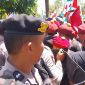 Massa aksi dan polisi terlibat dorong-mendorong di depan pintu gerbang Kantor Kejaksaan Negeri Sikka, Jumat (4/8)