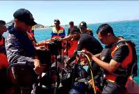 Tim SAR Gabungan melakukan pencarian nelayan Semparong di perairan Pulau Sukun Kabupaten Sikka, Jumat (25/8)