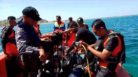 Tim SAR Gabungan melakukan pencarian nelayan Semparong di perairan Pulau Sukun Kabupaten Sikka, Jumat (25/8)
