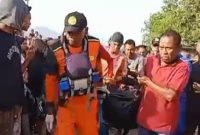 Jasad nelayan Larantuka dievakuasi ke rumah sakit setempat, Kamis (31/8)