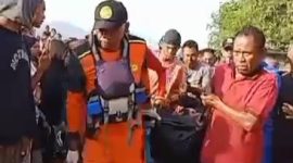 Jasad nelayan Larantuka dievakuasi ke rumah sakit setempat, Kamis (31/8)