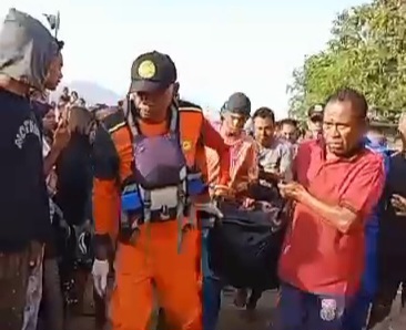 Jasad nelayan Larantuka dievakuasi ke rumah sakit setempat, Kamis (31/8)