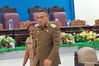 Bupati Sikka Fransiskus Roberto Diogo meninggalkan ruang paripurna usai melakukan tindakan anarkis pada saat RDP, Senin (4/9)