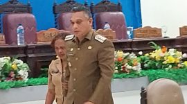 Bupati Sikka Fransiskus Roberto Diogo meninggalkan ruang paripurna usai melakukan tindakan anarkis pada saat RDP, Senin (4/9)