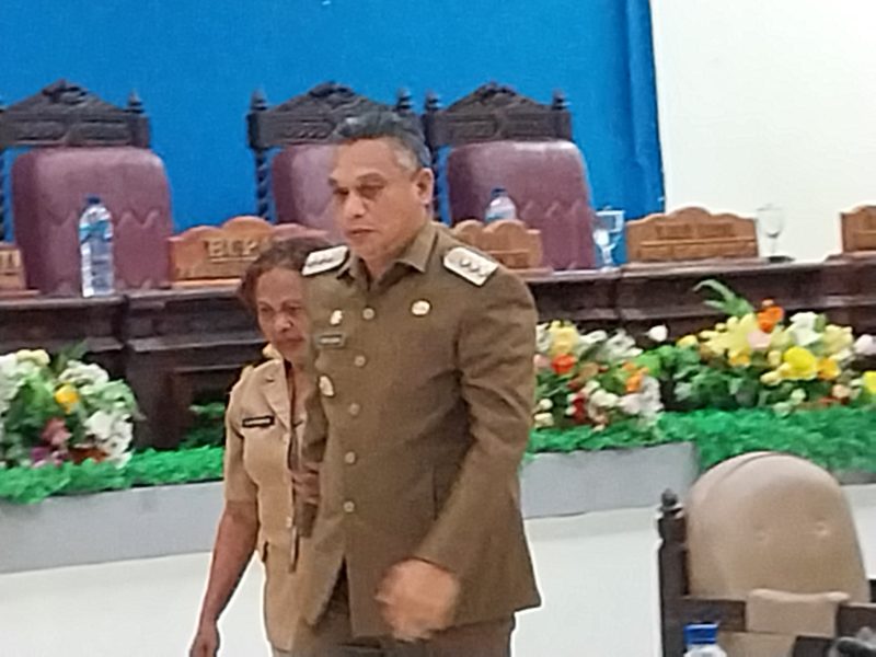 Bupati Sikka Fransiskus Roberto Diogo meninggalkan ruang paripurna usai melakukan tindakan anarkis pada saat RDP, Senin (4/9)