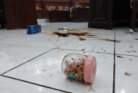 Barang-barang yang dihamburkan Bupati Sikka Fransiskus Roberto Diogo pada saat RDP di ruang paripurna DPRD Sikka, Senin (4/9)