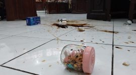 Barang-barang yang dihamburkan Bupati Sikka Fransiskus Roberto Diogo pada saat RDP di ruang paripurna DPRD Sikka, Senin (4/9)