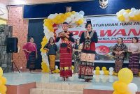 Dua polisi wanita terlibat fashion show dalam rangka memperingati HUT Polwan di Aula P.A Tiwon Polres Sikka, Jumat (8/9)