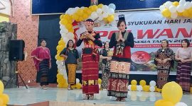 Dua polisi wanita terlibat fashion show dalam rangka memperingati HUT Polwan di Aula P.A Tiwon Polres Sikka, Jumat (8/9)