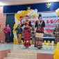 Dua polisi wanita terlibat fashion show dalam rangka memperingati HUT Polwan di Aula P.A Tiwon Polres Sikka, Jumat (8/9)