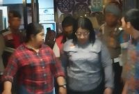 Tersangka HS digiring ke mobil tahanan Kejaksaan Negeri Sikka, Jumat (8/9)