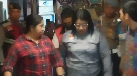 Tersangka HS digiring ke mobil tahanan Kejaksaan Negeri Sikka, Jumat (8/9)