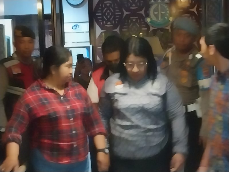 Tersangka HS digiring ke mobil tahanan Kejaksaan Negeri Sikka, Jumat (8/9)