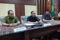 Kepala Kejaksaan Negeri Sikka Fatoni Hatam (tengah)