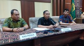 Kepala Kejaksaan Negeri Sikka Fatoni Hatam (tengah)