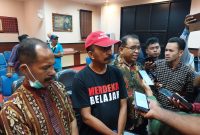 Pengurus TaGsi memberikan keterangan di Kantor Kejaksaan Negeri Sikka usai penetapan 2 tersangka kasus sunat dana sertifikasi, Jumat (8/9)