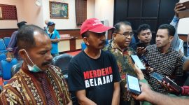 Pengurus TaGsi memberikan keterangan di Kantor Kejaksaan Negeri Sikka usai penetapan 2 tersangka kasus sunat dana sertifikasi, Jumat (8/9)