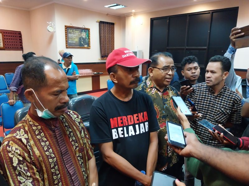 Pengurus TaGsi memberikan keterangan di Kantor Kejaksaan Negeri Sikka usai penetapan 2 tersangka kasus sunat dana sertifikasi, Jumat (8/9)