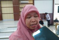 Mutiara Carina Rizky Artha dari Direktorat Gratifikasi dan Pelayanan Publik KPK memberikan keterangan kepada wartawan di Maumere, Rabu (13/9)