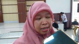 Mutiara Carina Rizky Artha dari Direktorat Gratifikasi dan Pelayanan Publik KPK memberikan keterangan kepada wartawan di Maumere, Rabu (13/9)