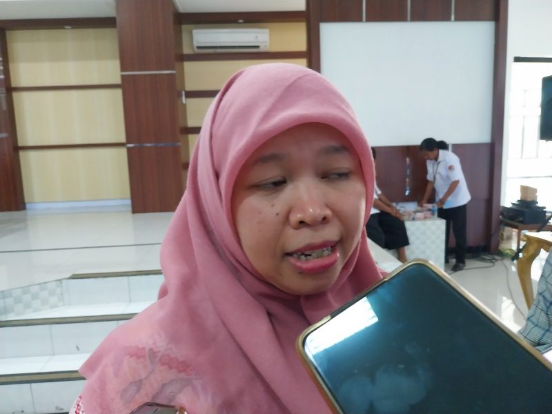 Mutiara Carina Rizky Artha dari Direktorat Gratifikasi dan Pelayanan Publik KPK memberikan keterangan kepada wartawan di Maumere, Rabu (13/9)