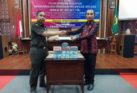 Kepala Kejaksaan Negeri Sikka Fatoni Hatam menyerahkan pengembalian kerugian keuangan negara kasus dana BTT kepada Sekda Sikka Adrianus Firminus Parera, Kamis (14/9) 