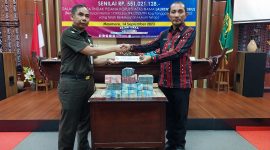 Kepala Kejaksaan Negeri Sikka Fatoni Hatam menyerahkan pengembalian kerugian keuangan negara kasus dana BTT kepada Sekda Sikka Adrianus Firminus Parera, Kamis (14/9) 