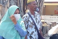 LM bersama suami di Polres Sikka dalam rangka melaporkan kasus dugaan pencabulan terhadap dirinya oleh oknum perwira di Polres Sikka, Senin (18/9)