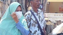 LM bersama suami di Polres Sikka dalam rangka melaporkan kasus dugaan pencabulan terhadap dirinya oleh oknum perwira di Polres Sikka, Senin (18/9)