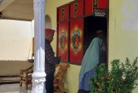 Korban Pencabulan didampingi kuasa hukum memasuki ruangan Unit PPA Polres Sikka, Senin (18/9)