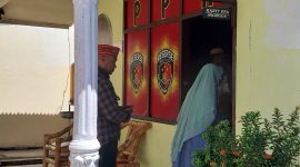 Korban Pencabulan didampingi kuasa hukum memasuki ruangan Unit PPA Polres Sikka, Senin (18/9)