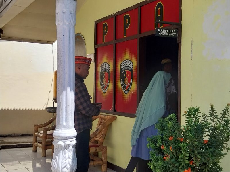 Korban Pencabulan didampingi kuasa hukum memasuki ruangan Unit PPA Polres Sikka, Senin (18/9)