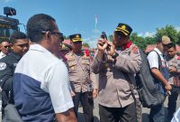 Kapolres Sikka AKBP Hardi Dinata mengecek senjata api seorang anggota Buser Reskrim, Selasa (19/9)