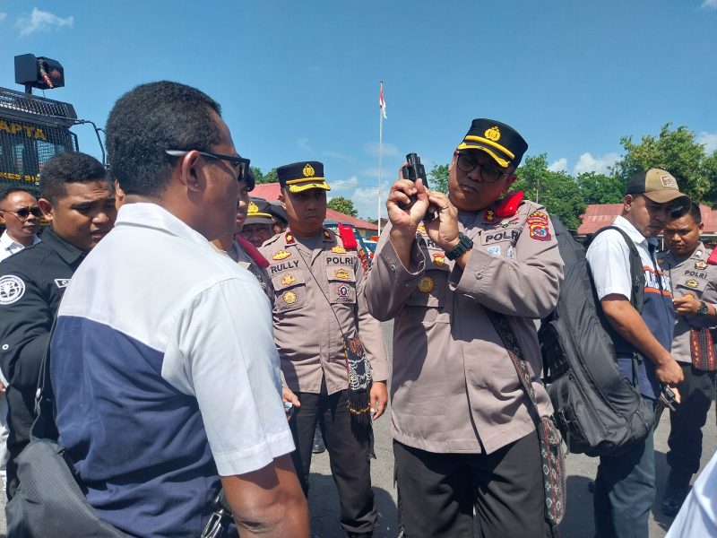 Kapolres Sikka AKBP Hardi Dinata mengecek senjata api seorang anggota Buser Reskrim, Selasa (19/9)