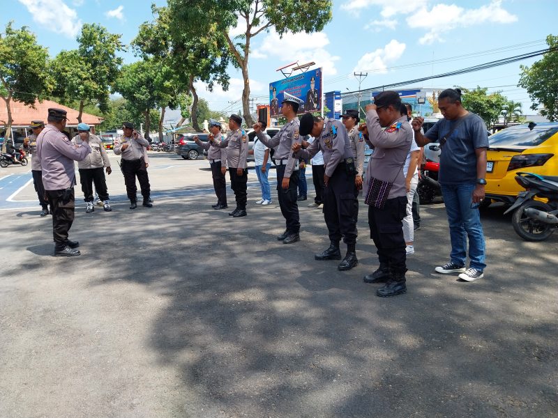Kabag Ops Polres Sikka AKP Syafrudin sedang memberikan arahan terkait rencana kegiatan Operasi Pekat