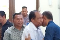Penjabat Bupati Sikka bersalaman dengan mantan Wakil Bupati Sikka Romanus Woga di Bandara Frans Seda, Jumat (22/9)