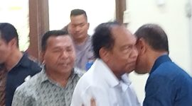 Penjabat Bupati Sikka bersalaman dengan mantan Wakil Bupati Sikka Romanus Woga di Bandara Frans Seda, Jumat (22/9)
