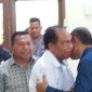 Penjabat Bupati Sikka bersalaman dengan mantan Wakil Bupati Sikka Romanus Woga di Bandara Frans Seda, Jumat (22/9)