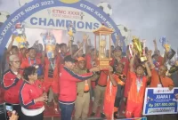 Euforia PSN Ngada menerima tropi bergilir ETMC, usai menang drama adu pinalti melawan Bintang Tinur FC di Lapangan Paulina Haning-Bullu, Sabtu (2/9) (foto: istimewa)