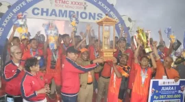 Euforia PSN Ngada menerima tropi bergilir ETMC, usai menang drama adu pinalti melawan Bintang Tinur FC di Lapangan Paulina Haning-Bullu, Sabtu (2/9) (foto: istimewa)